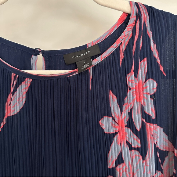 Halogen Pleated Floral Navy Sleeveless Top Flowy - 1X - Picture 2 of 3
